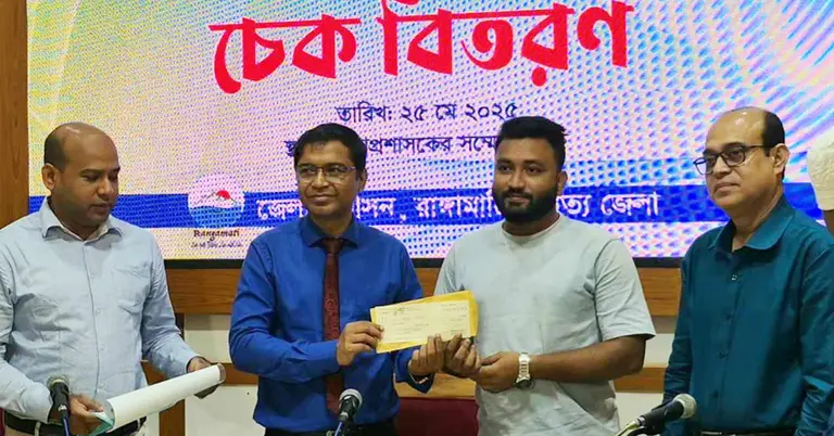 গণঅভ্যুত্থানে আহত শিক্ষার্থীদের আর্থিক সহায়তার চেক প্রদান